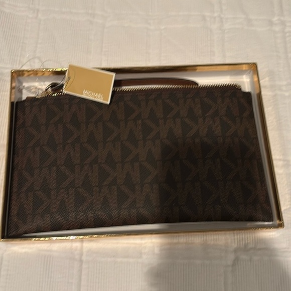 Michael Kors
LG zip clutch wrstlt - Picture 2 of 4